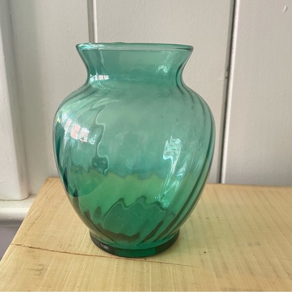 $20 SALE Green Swirled Glass Vase Accent 6” Tall Vintage Centerpiece Classic - Picture 4 of 4